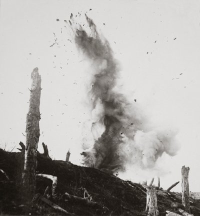 Het barsten van onze hoogexplosieve granaten die niets konden weerstaan, verbrijzelen de Hun-verdediging door English Photographer